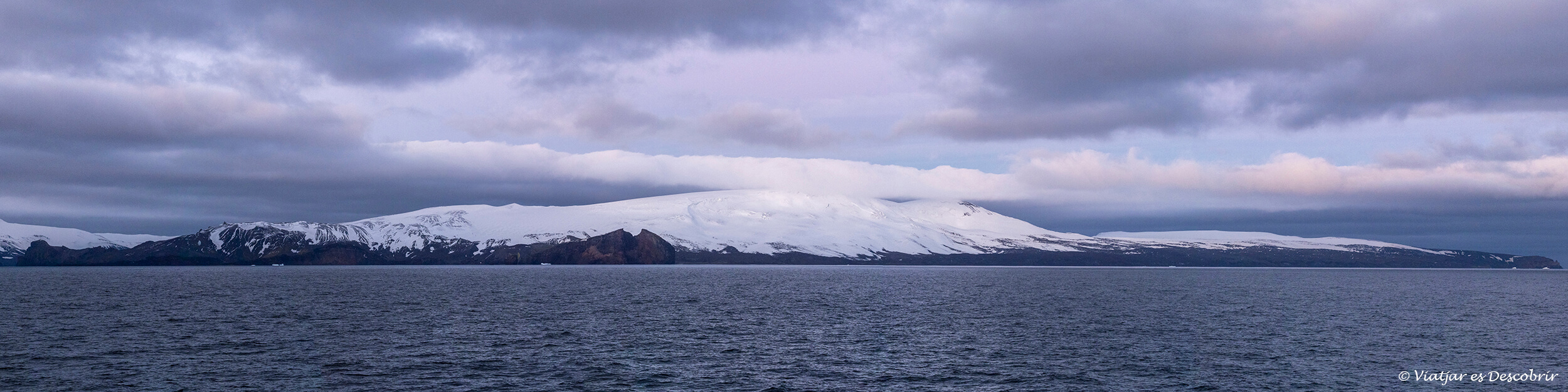panoràmica de les muntanyes nevades de les illes shetland del sud durant una albada al mes de febrer