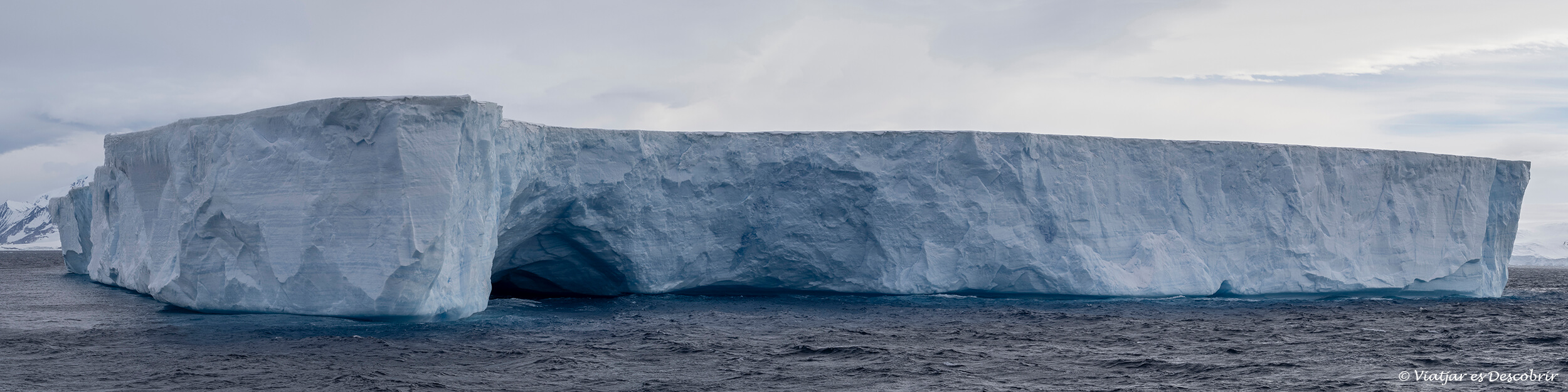 un enorme iceberg tubular durant la navegació per l'Estret Antartic