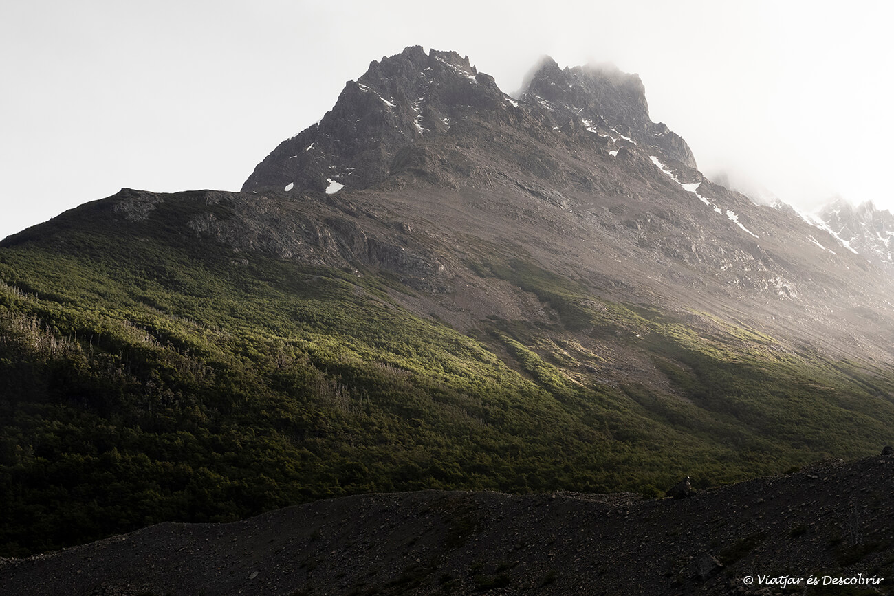 paisatge de muntanya de la Patagònia durant el trekking O i pel qual és imprescindible saber com reservar els campings a Torres del Paine