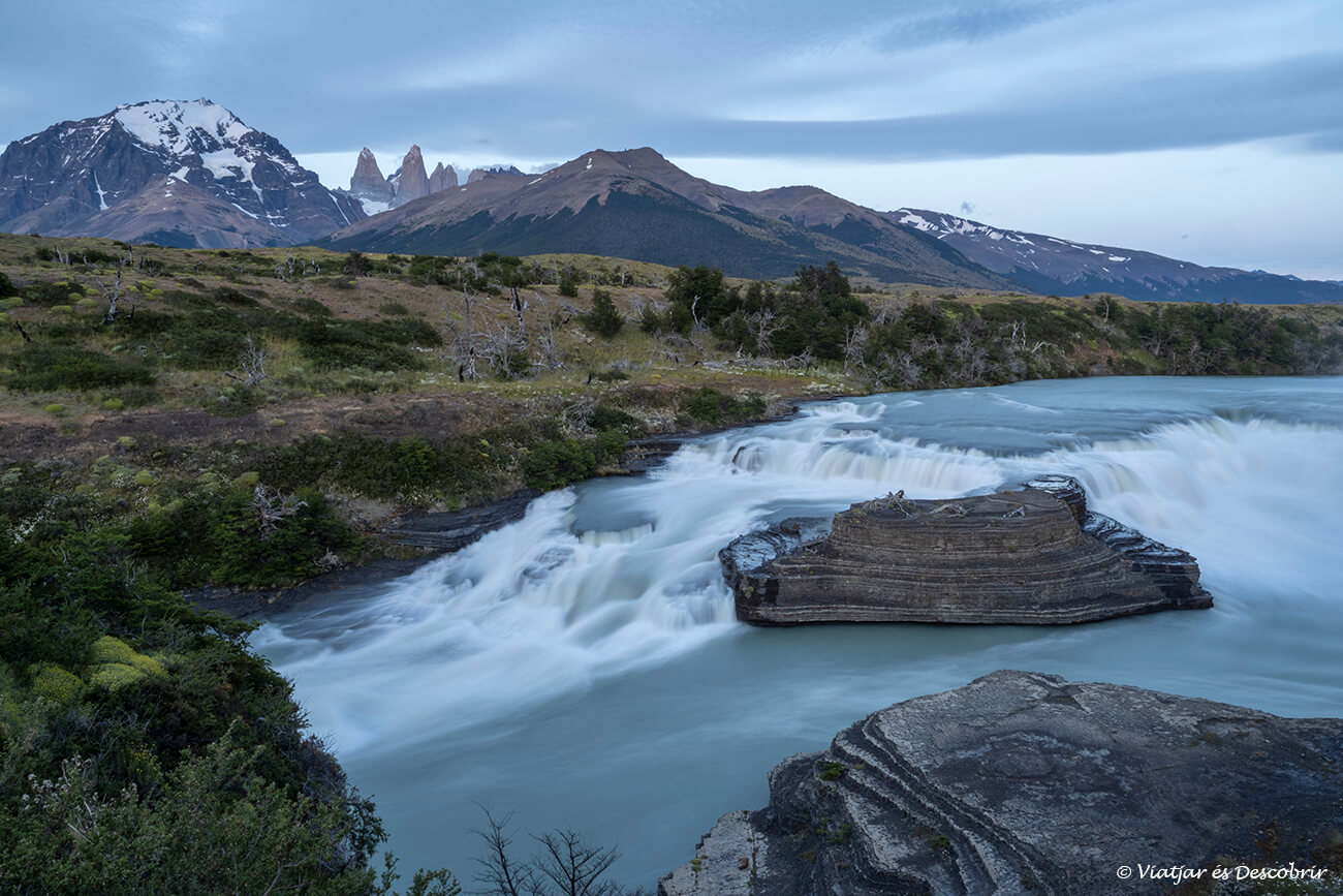 dormir als càmpings de Torres del Paine permet visitar llocs impressionants de matinada com la cascada paine