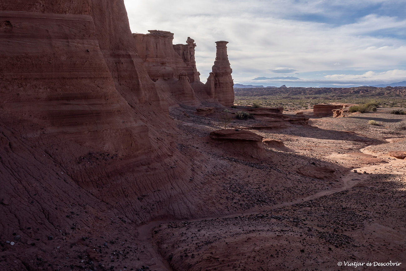 Visitar Talampaya i Ischigualasto permet observar una gran diversitat de paisatges fruits de l'erosió de l'aigua i el vent durant milions d'anys