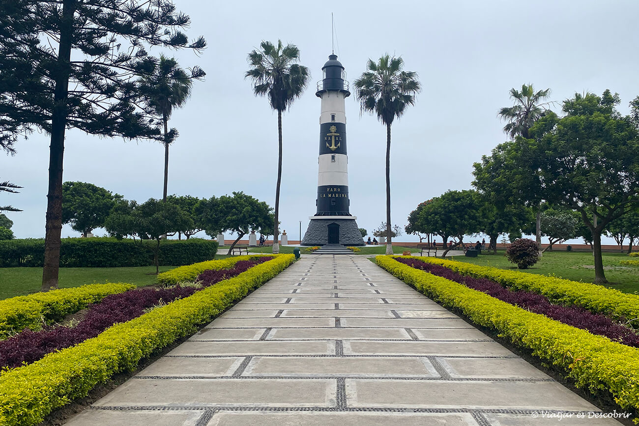 el far de la zona del malecón de Miraflores és un punt que es pot veure a l'anar de l'aeroport fins a Miraflores