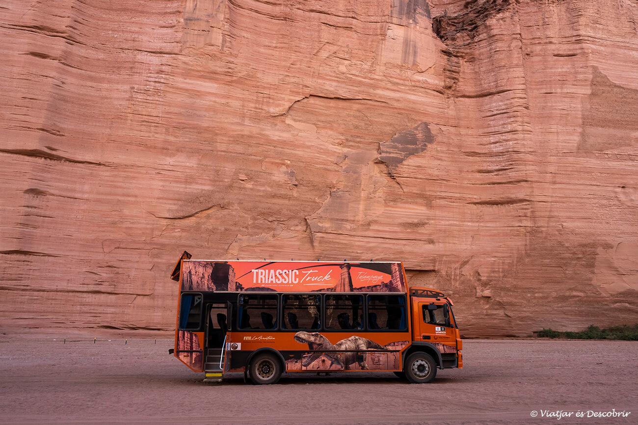 un dels camions 4x4 i descobert amb el que es fan els tours per Talampaya