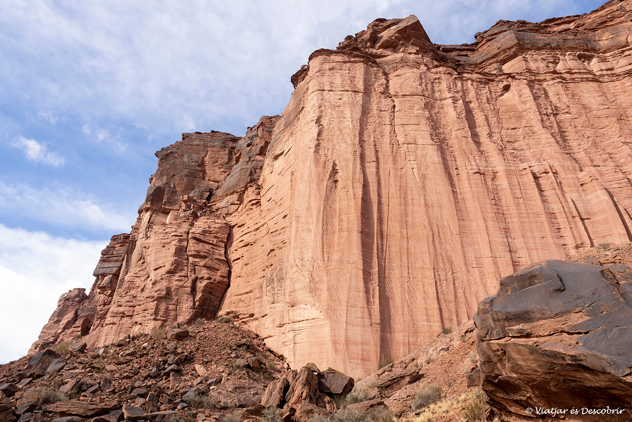 parets argiloses i vermelles del canyó