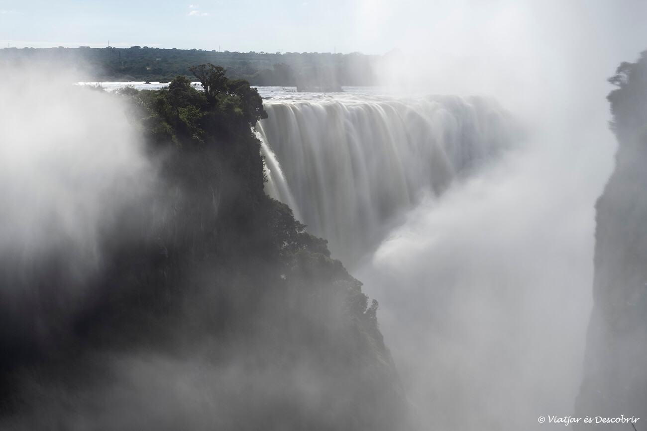 una panoràmica mig borrosa a causa del gran vapor d'aigua de les cascades victòria
