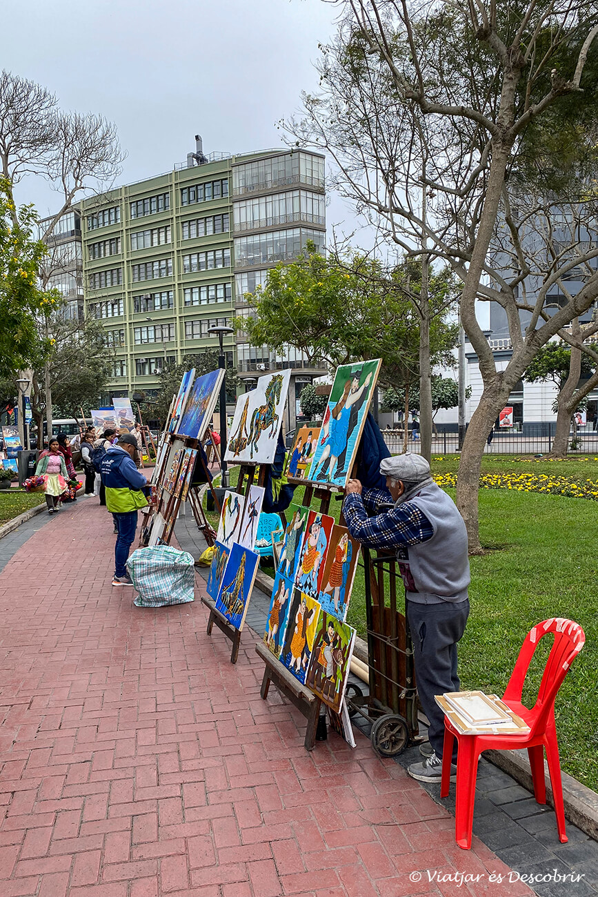 l'ambien tranquil i d'artesans a la plaça del districte de Miraflores
