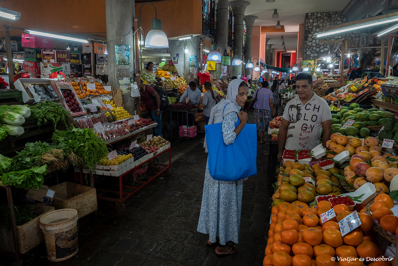un dels petits perills a l'illa maurici poden ser els furts mentre es camina per mercals locals o carrers de la capital del país