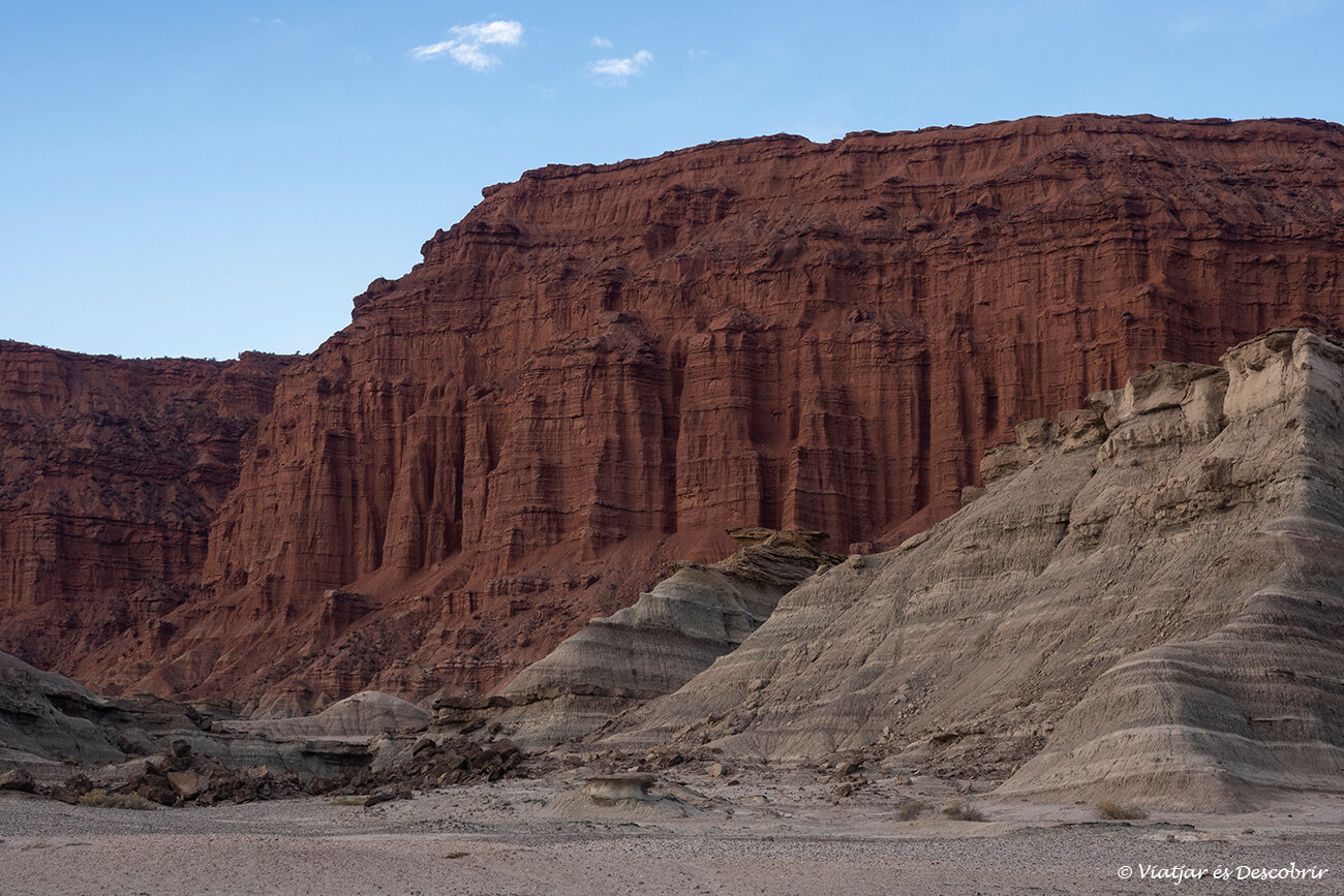 aquesta gran paret separa els dos parcs i és el que fa que en visitar Talampaya i Ischigualasto sigui necessari conduir vuitanta kilòmetres per fora els parcs per anar d'una entrada a l'altra