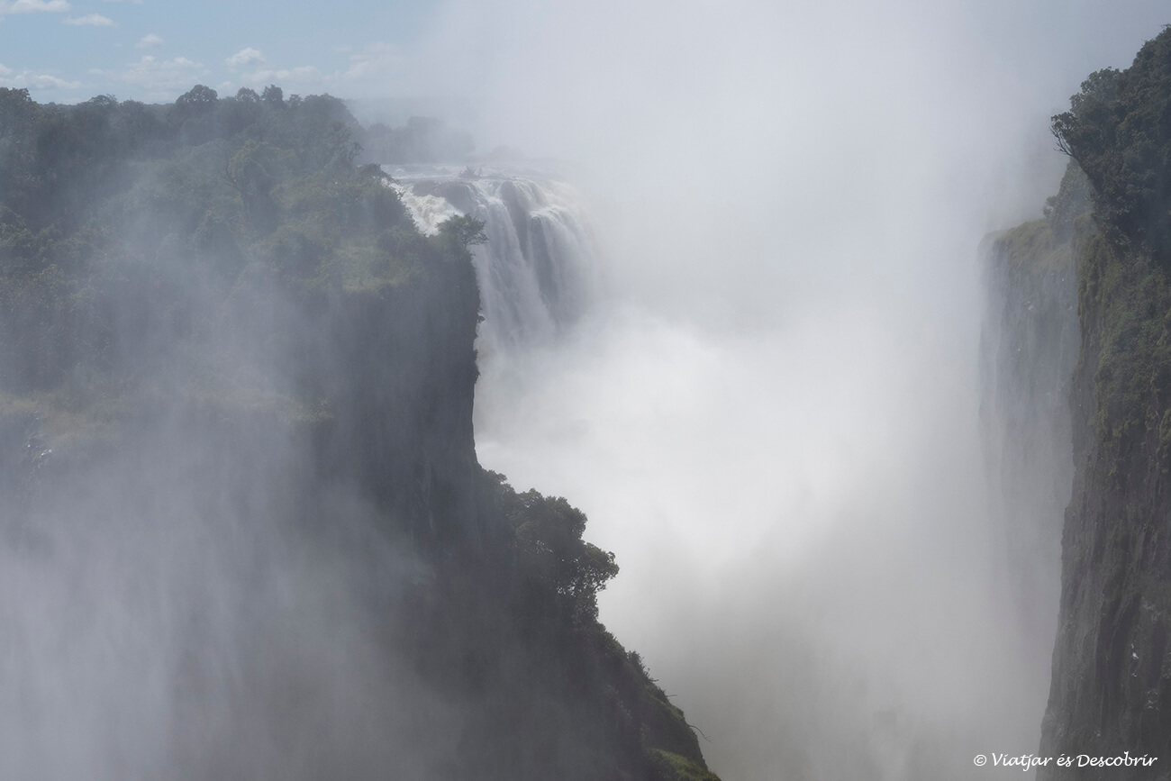 cascades victòria a zimbàbue entre molt vapor d'aigua a causa de l'abundància d'aigua de després de l'estació de pluja