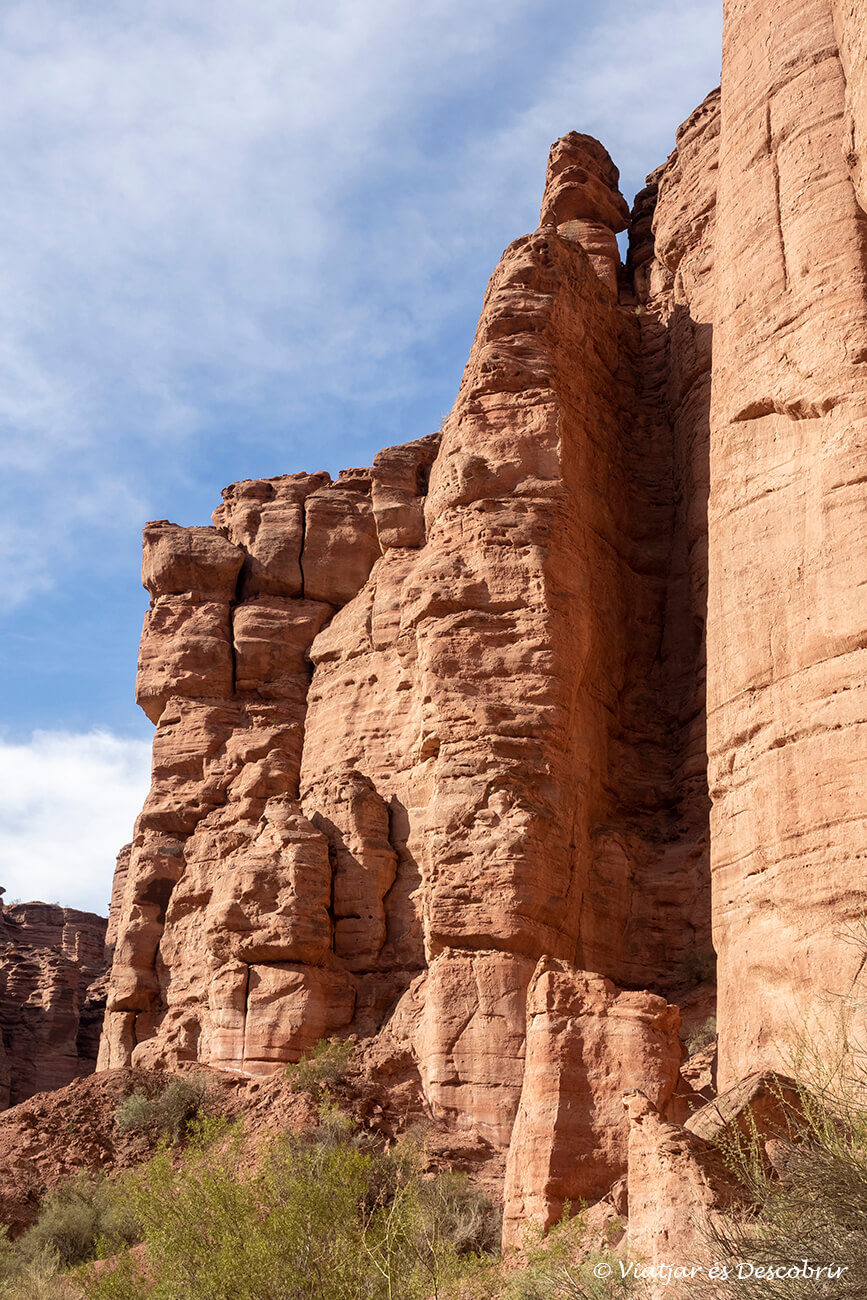 Visitar Talampaya i Ischigualasto permet descobrir paisatges tan extraordinaris com el vertical canyó de Talampaya i les seves parets verticals que apareixen a aquesta fotografia