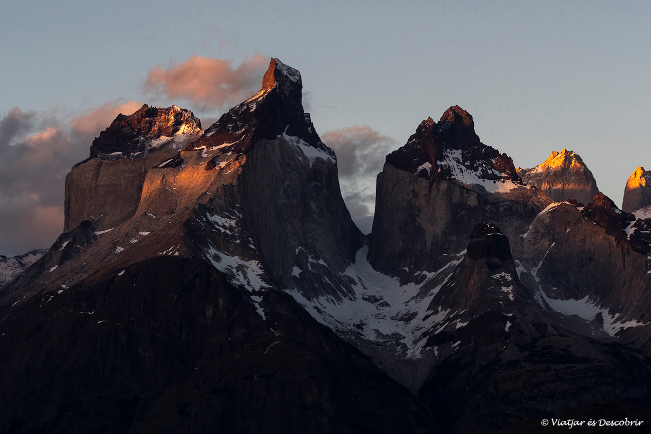 els cuernos del paine durant l'albada abans de començar un trekking a torres del paine d'1 dia