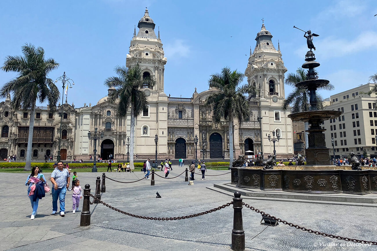 plaça del centre històric de Lima un punt imprescindible que veure a Lima en 2 dies