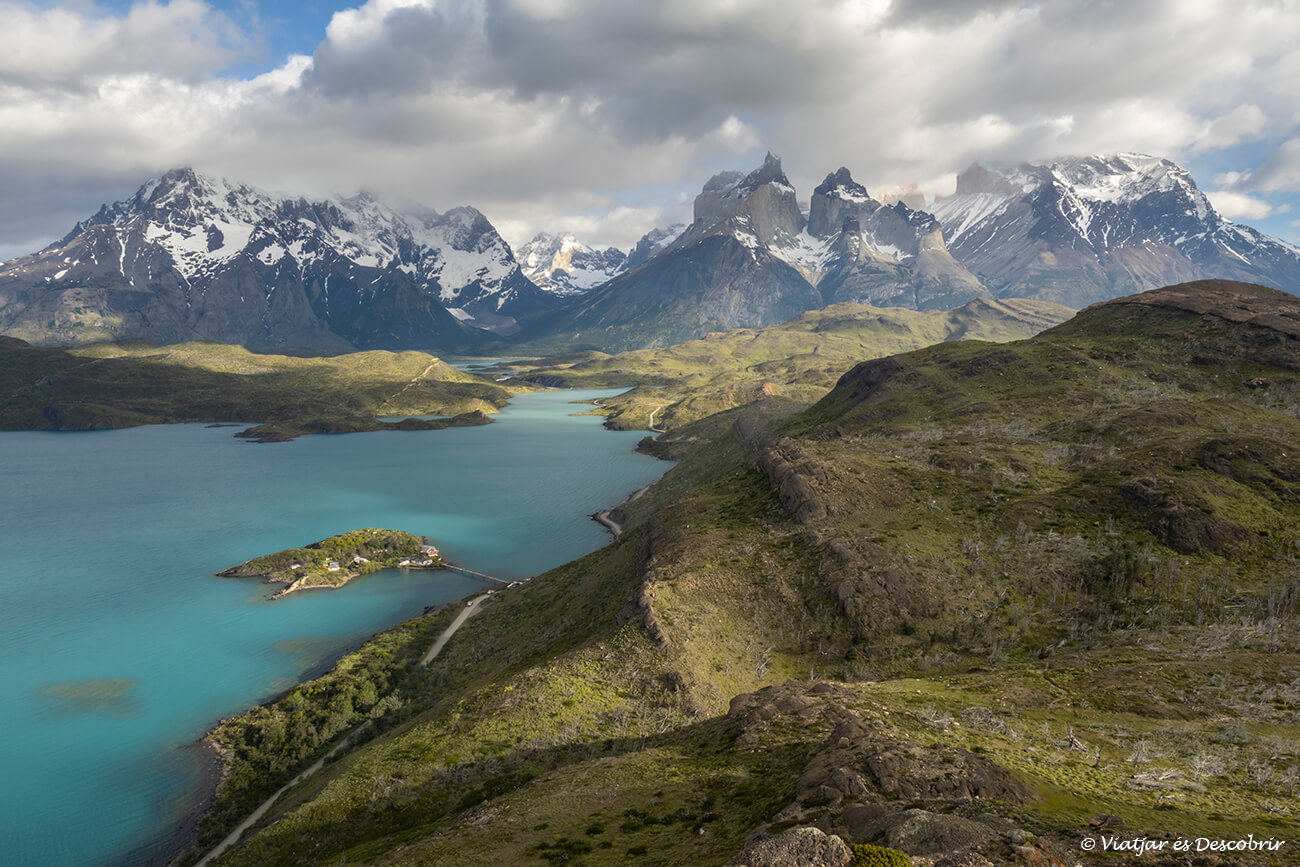 panoràmica del llac pehoé amb el massís del paine i els cuernos al fons