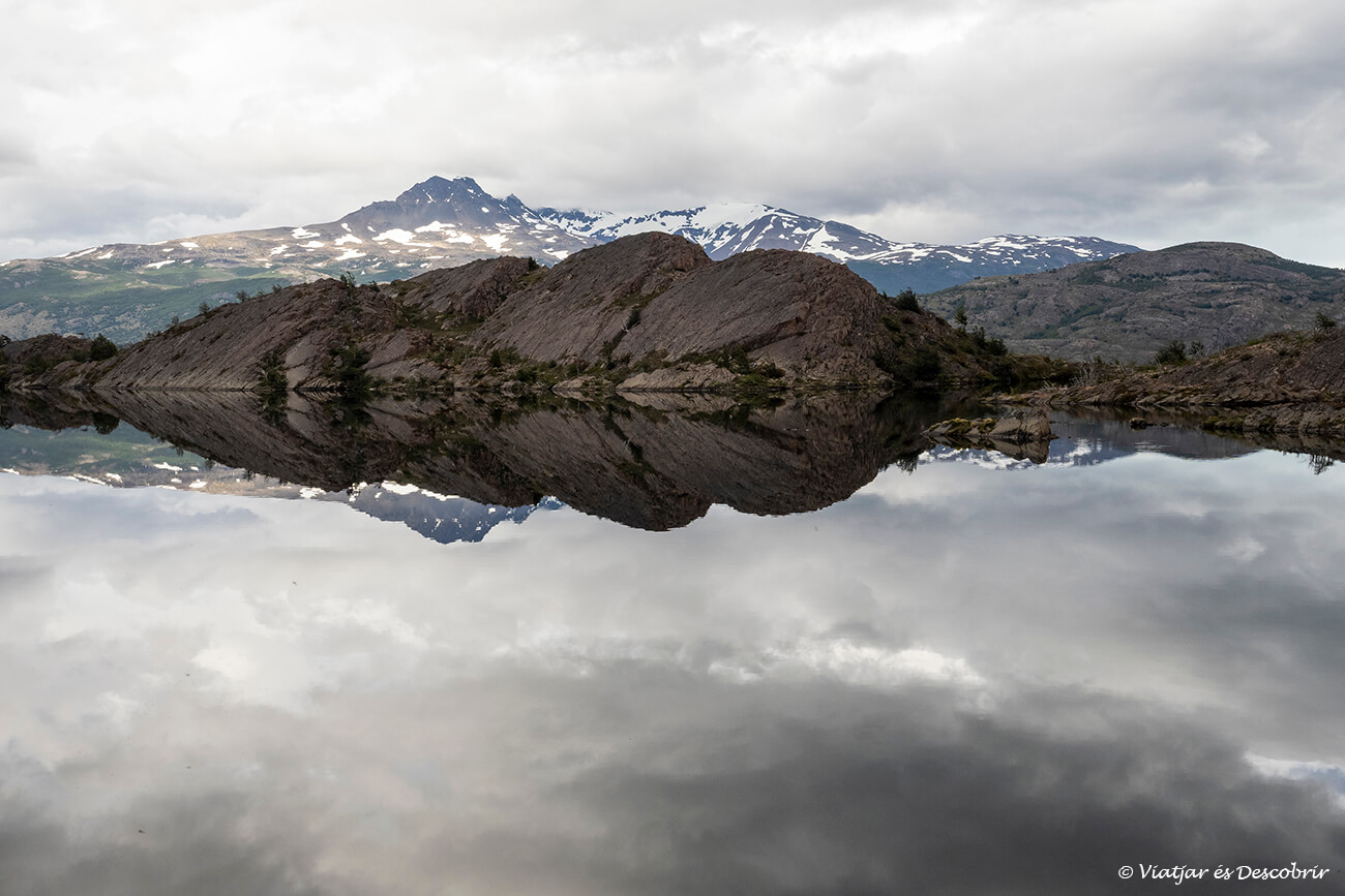 reflexes sobre la laguna patos en direcció la glacera grey