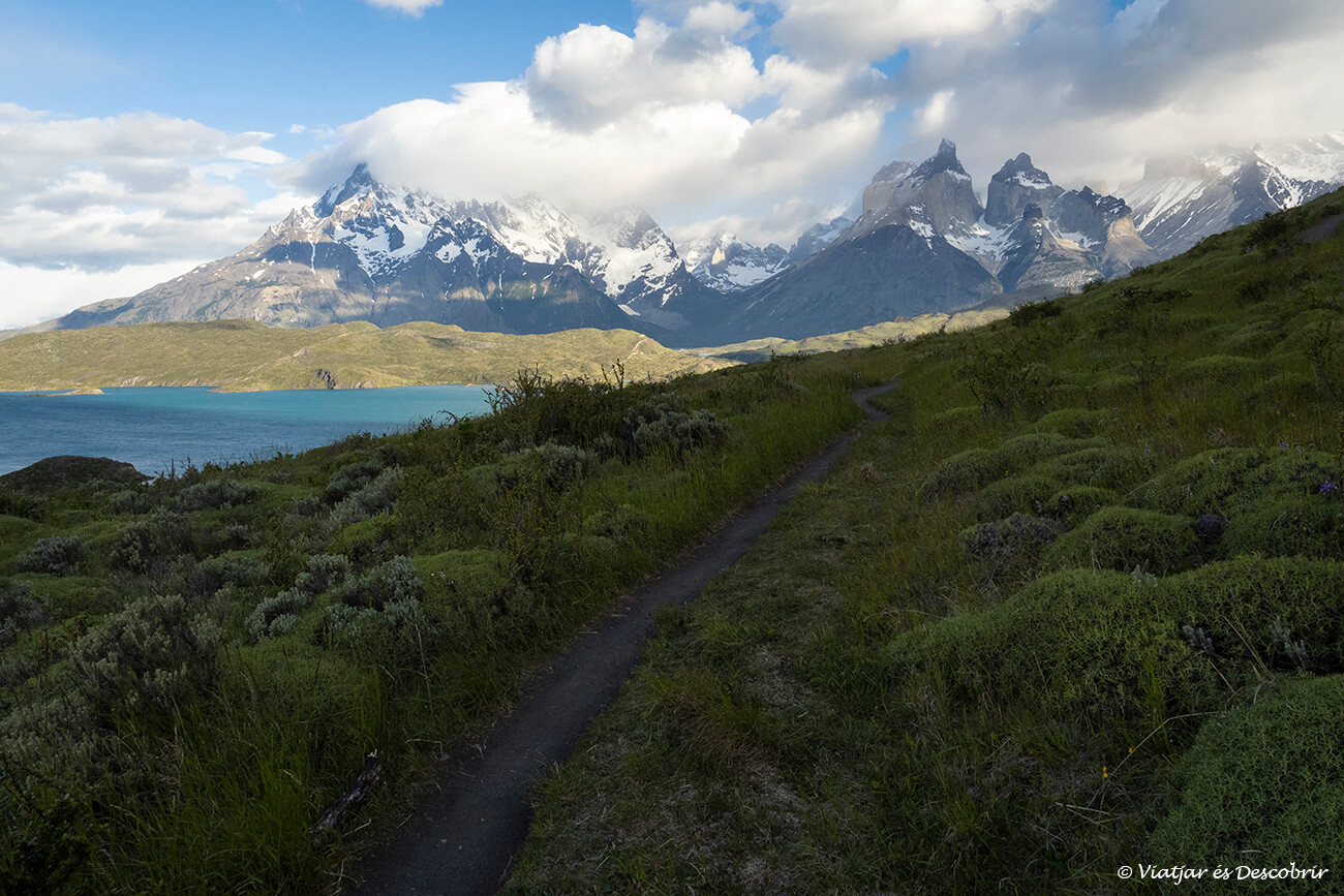 senzill sender d'1 dia a torres del paine per pujar al mirador condor que té una gran perspectiva sobre el llac pehoe