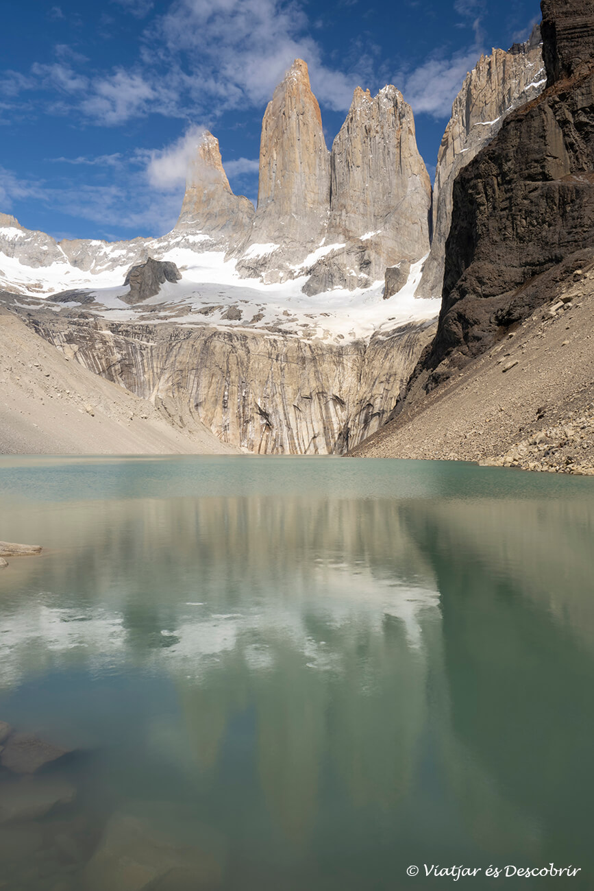 trekkings a Torres del Paine: la ruta més popular acaba amb aquesta fabulosa vista de la llacuna amb les tres torres a sobre d'ella
