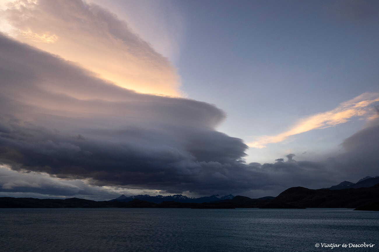 sortida de sol amb molt vent sobre una llacuna a torres del paine