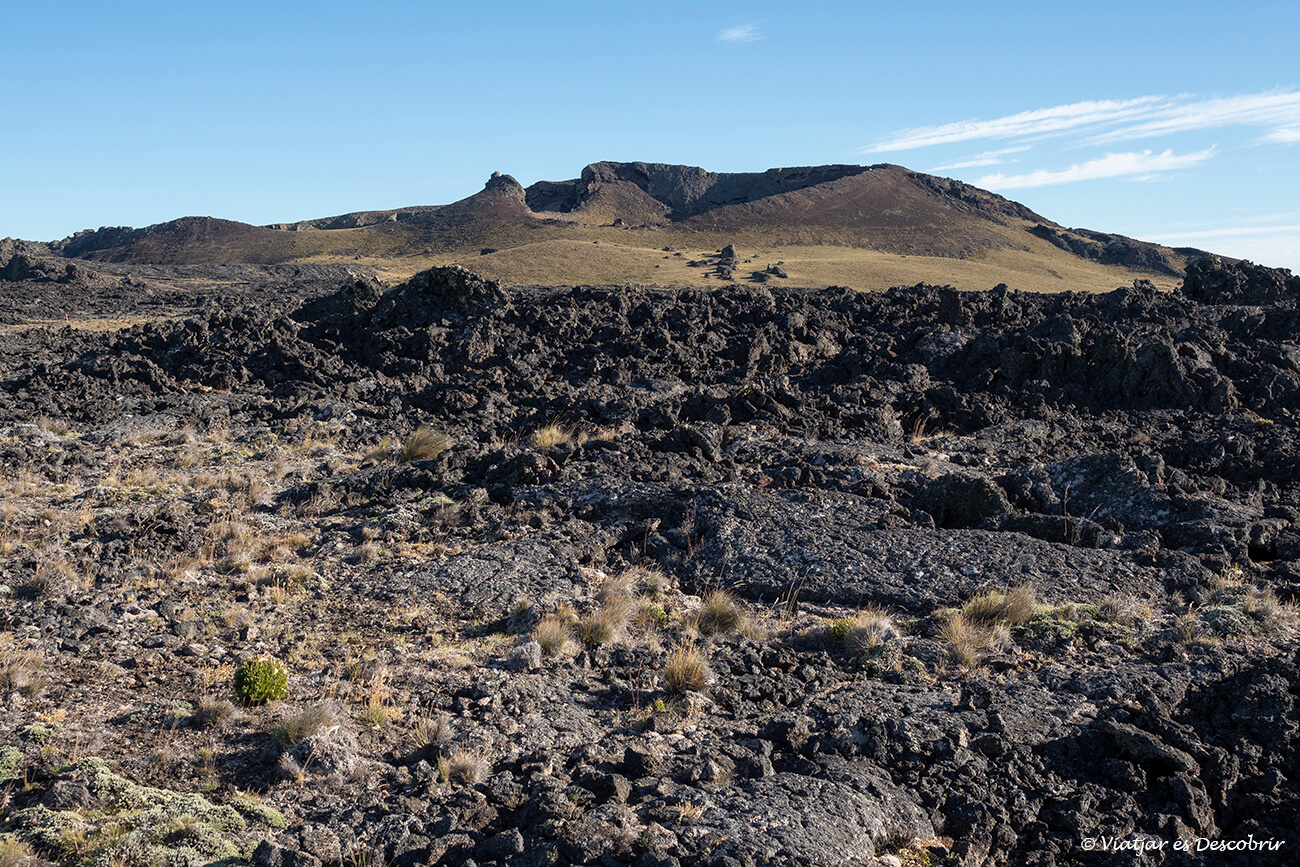 visitar i caminar pel Parc Nacional Pali Aike permet descobrir un paisatge molt diferent a la Patagònia