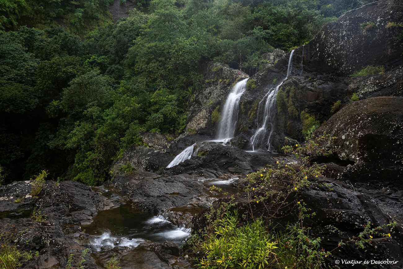 un dels salts d'aigua de les cascades de Tamarin a l'interior de l'illa