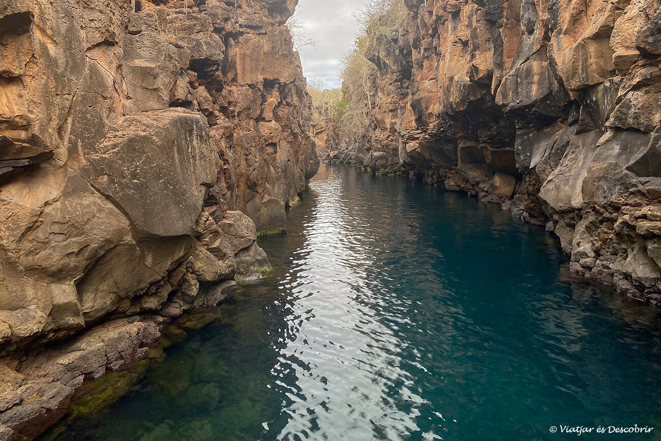 vista de les emblemàtiques Grietas a Santa Cruz, l'illa més cèntrica de les Galápagos