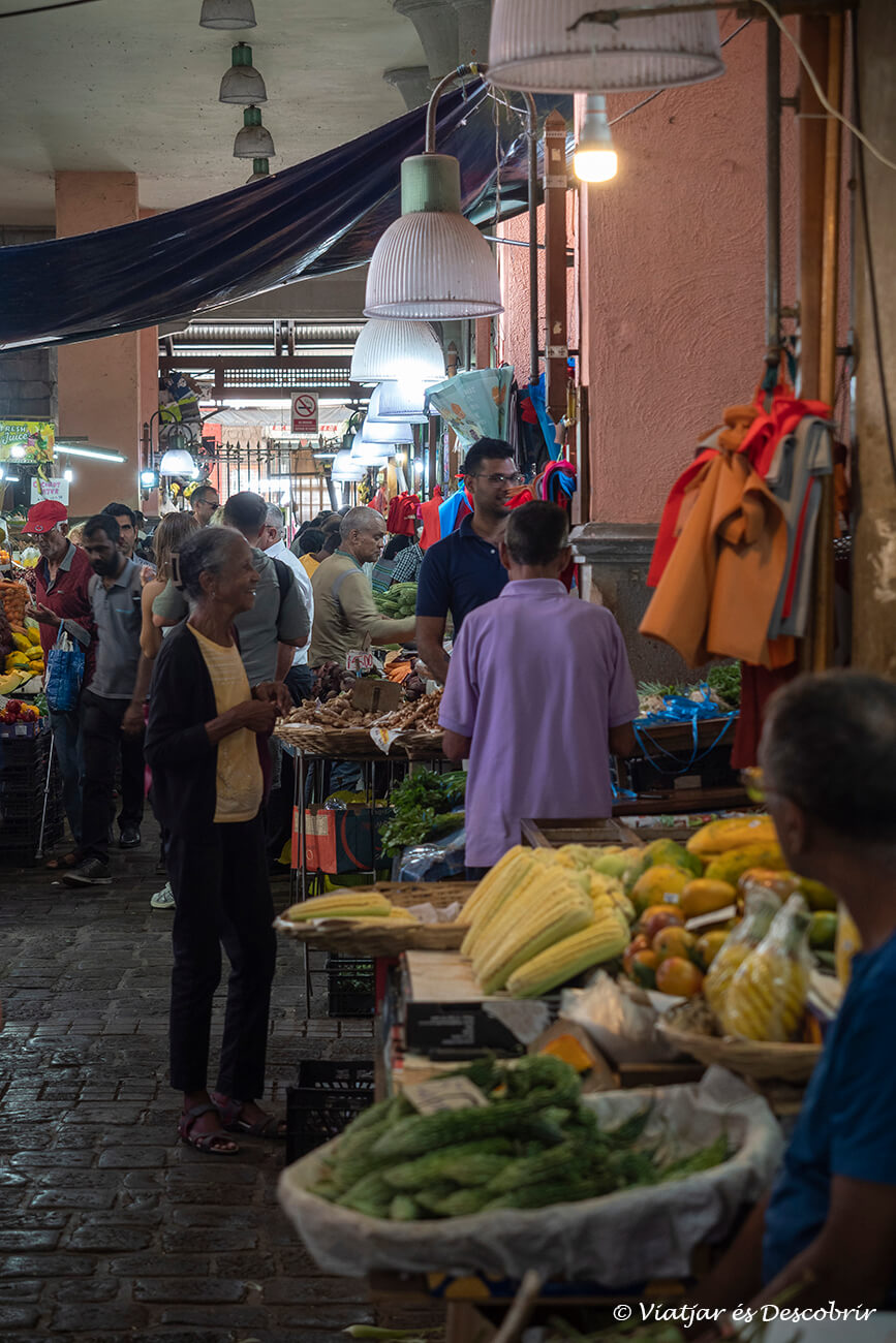 escenes locals al mercat de Port Louis