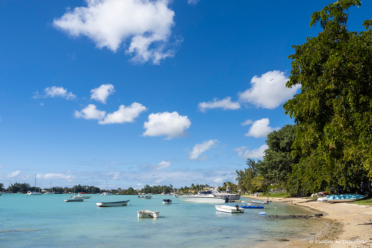 una petita platja i embarcacions al nord de l'illa