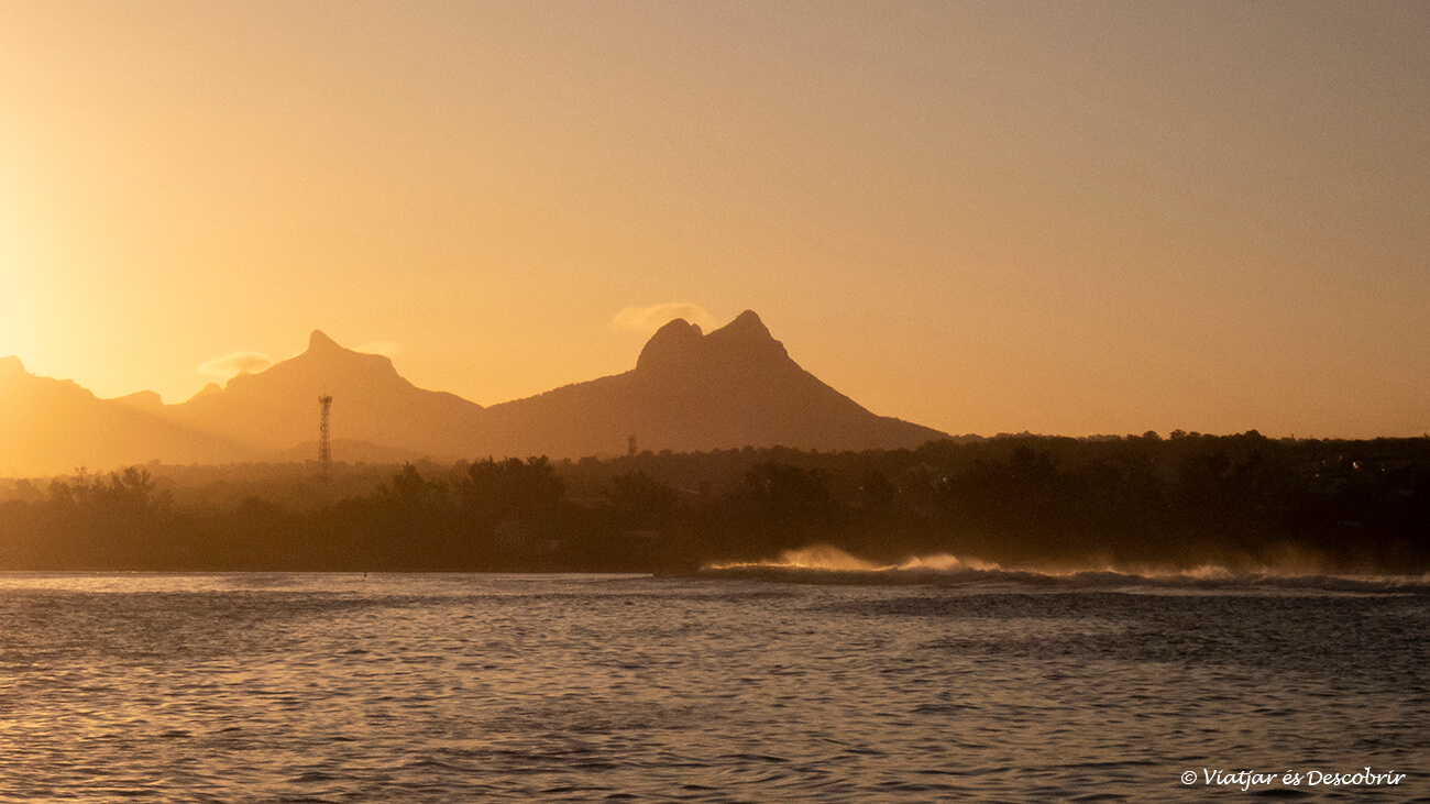 sortida de sol fotografia des del mar a la península de Le Morne Brabant