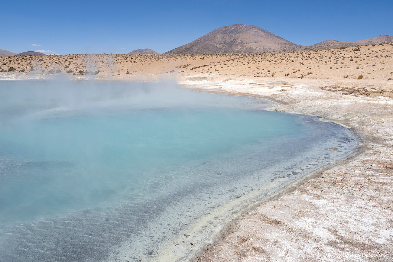 aigües termals naturals i de color turquesa a prop del Salar de Surire