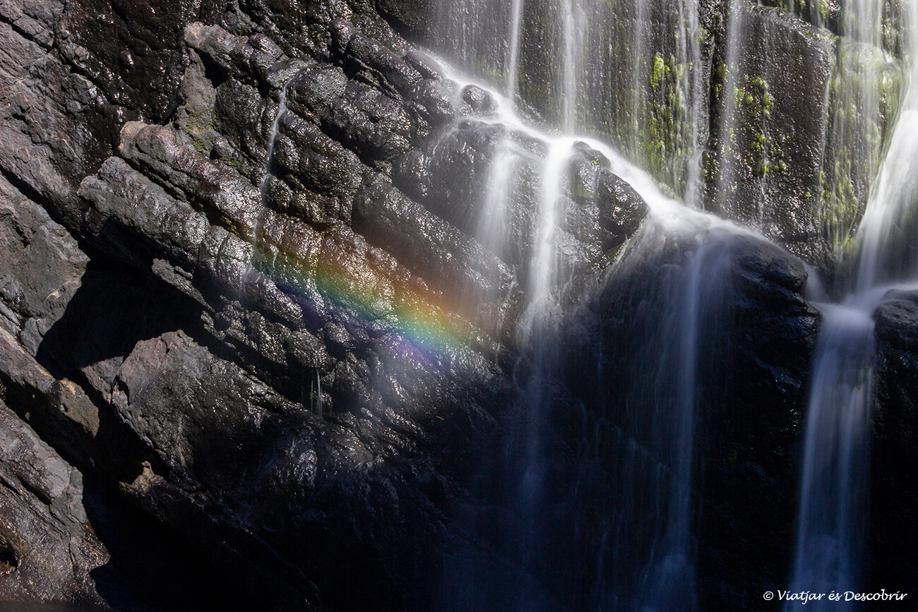 detalls de la cascada del parc nacional i on es pot veure el contrast entre el blanc de l'aigua i les roques negres per on cau