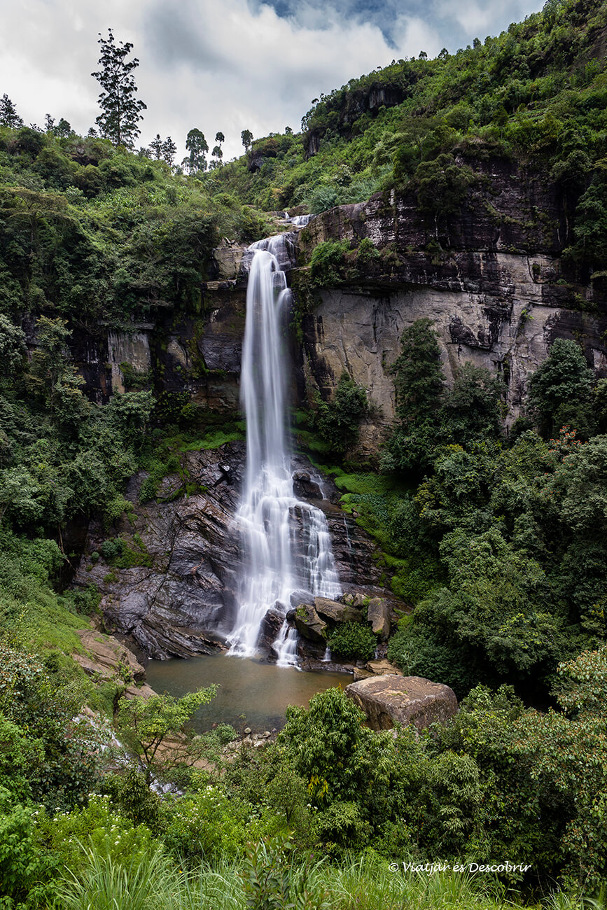 el salt d'aigua Ramboda Falls i tot el seu verd entorn