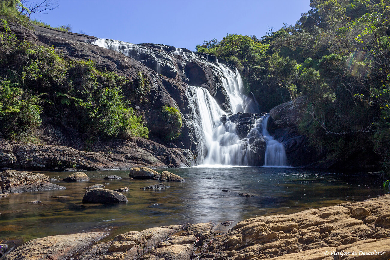 cascada durant la volta circular pel parc nacional més bonic que veure a Nuwara Eliya