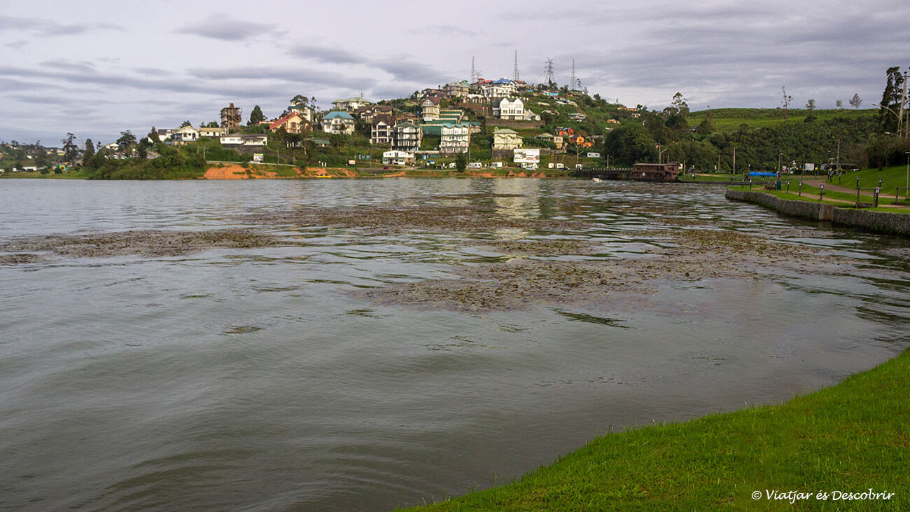 imatge del gregory lake i les cases que l'envolten i també les antenes que hi ha sobre un turó