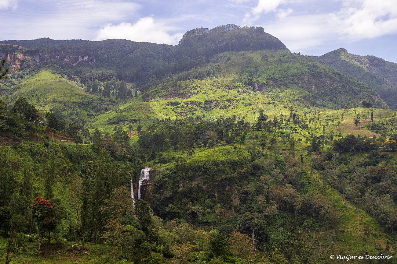 paisatge típic de les terres altes de Sri Lanka amb una cascada i molta vegetació verda