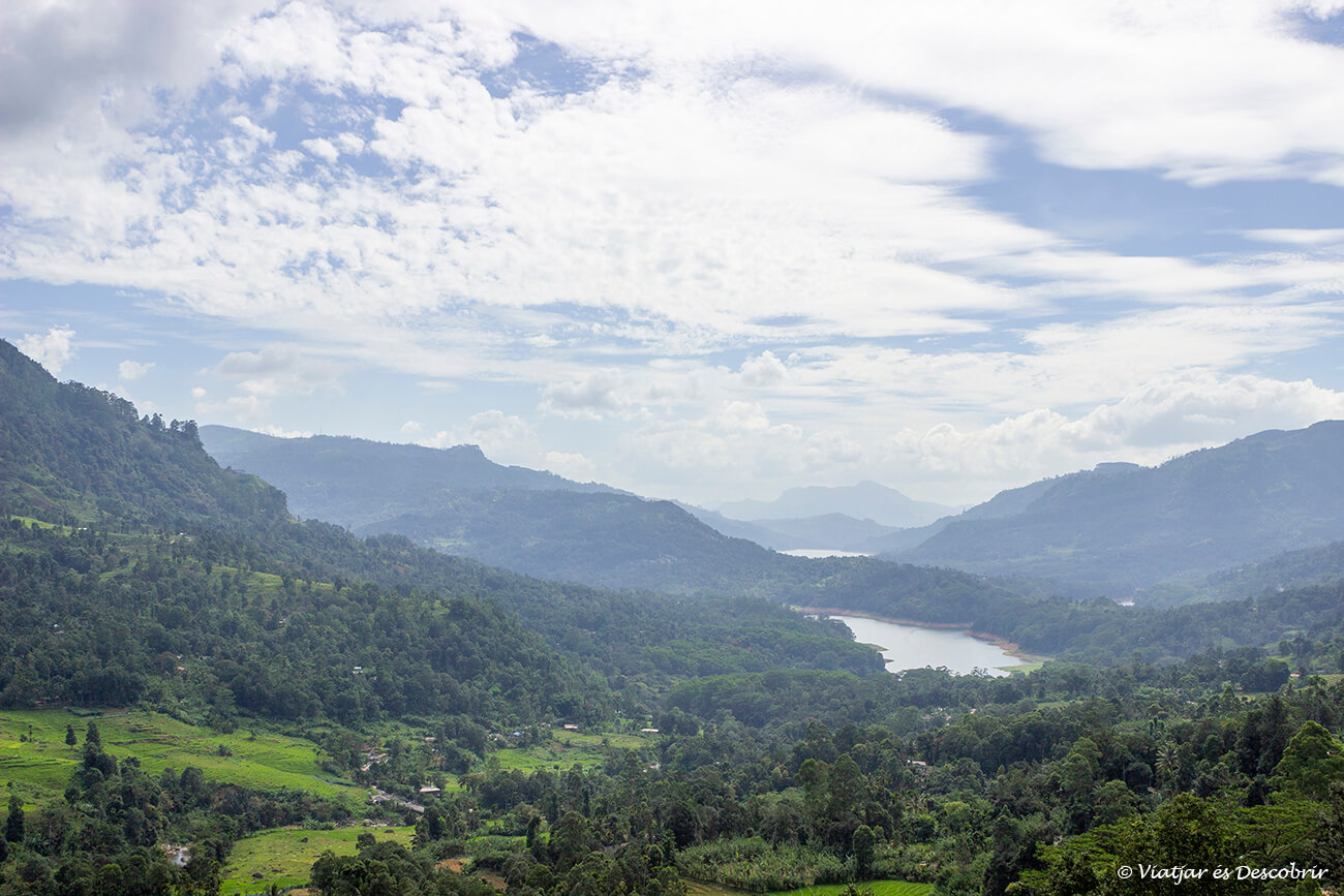 panoràmica llunya de Nuwara Eliya i el seu llac una zona amb moltes coses que veure