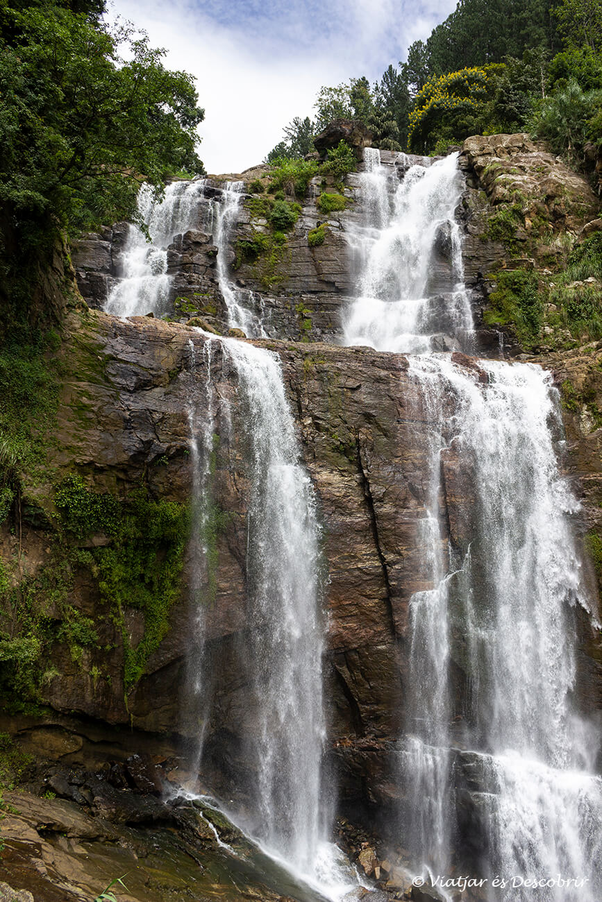 detalls de la cascada de l'hotel on es pot dinar a prop de la ramboda falls