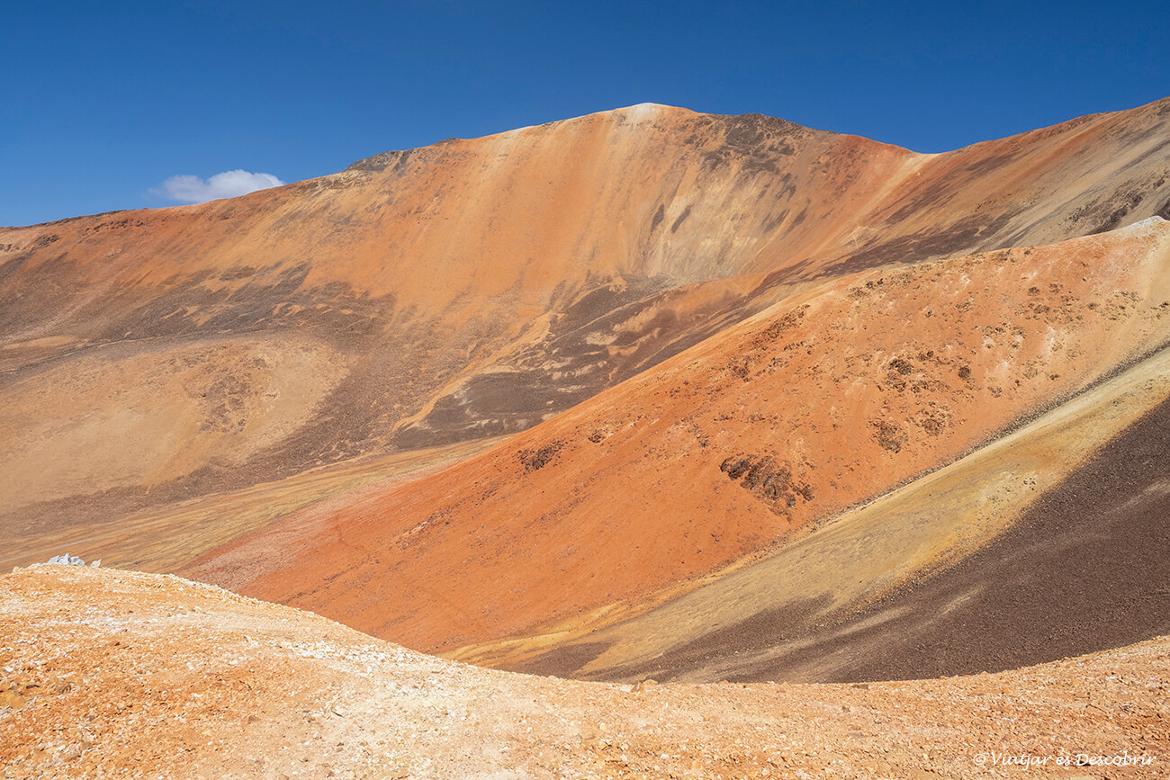 Muntanya de Suriplaza amb els seus característics colors ataronjats i ocres