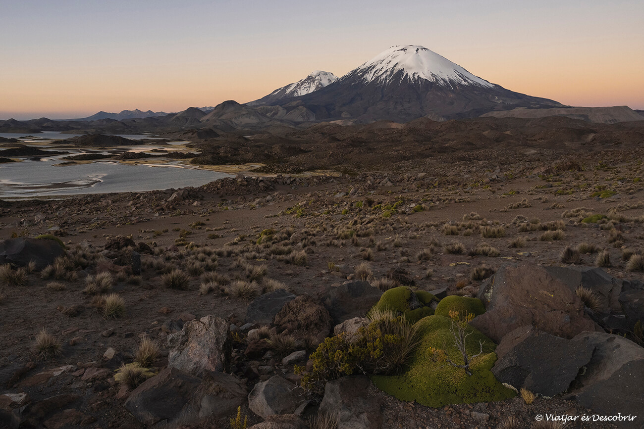 posta de sol sobre el volcà Parinacota amb la llacuna Cotacotani
