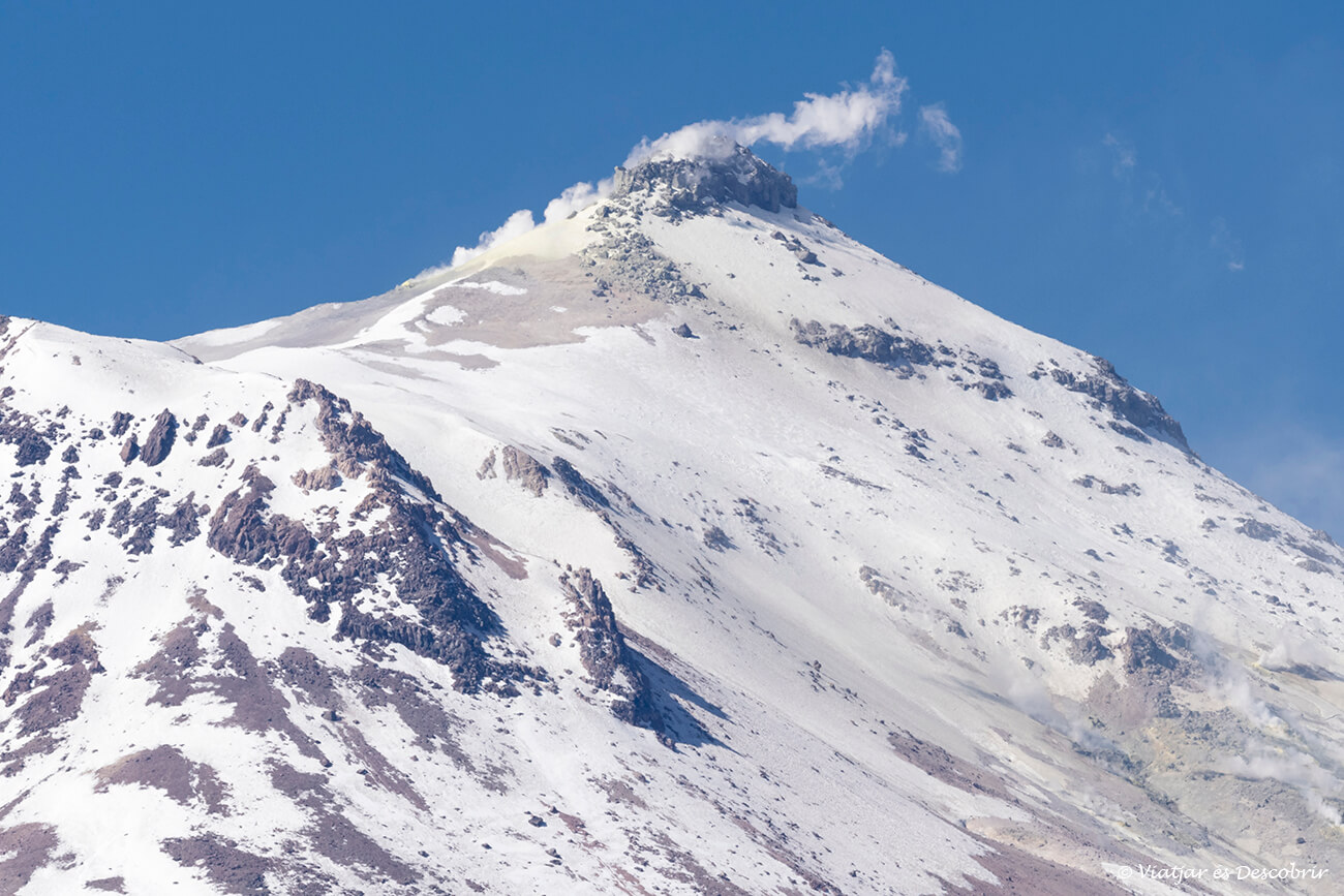 detalls d'un volcà actiu que es pot veure des de la reserva nacional Las Vicuñas