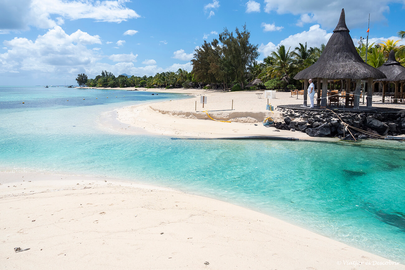 aigua turquesa a la platja de Le Morne al costat d'un luxós hotel