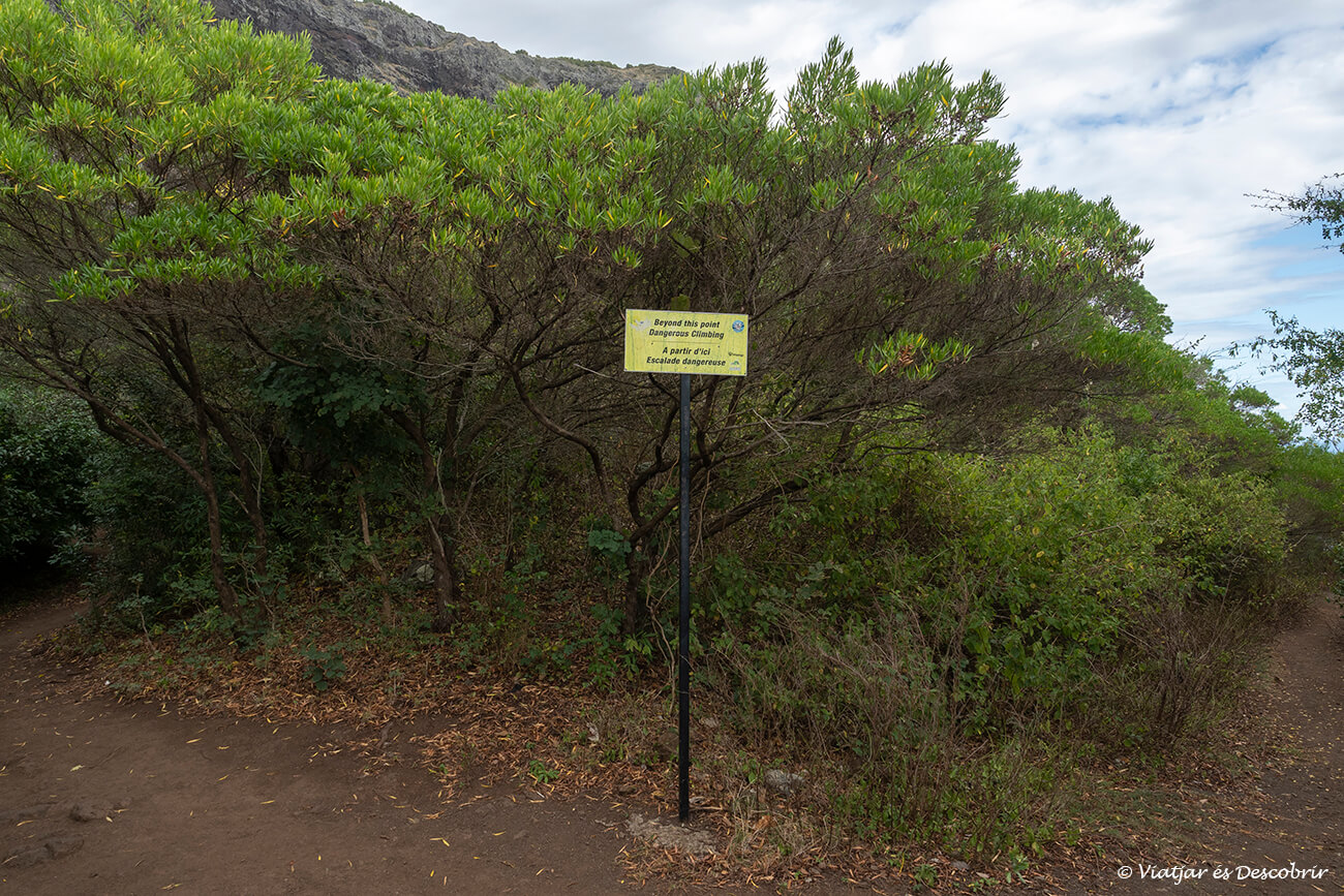inici de la part més exigent del trekking a Le Morne Bravant on un cartell avisa de la perillositat del camí