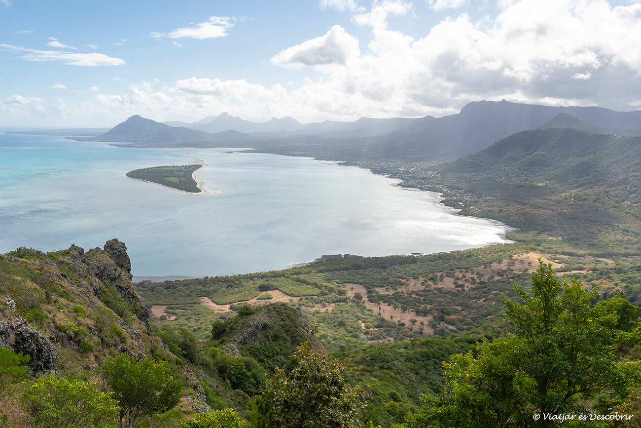 costa de l'illa Maurici on destaca el verd de la selva i el color turquesa de l'aigua