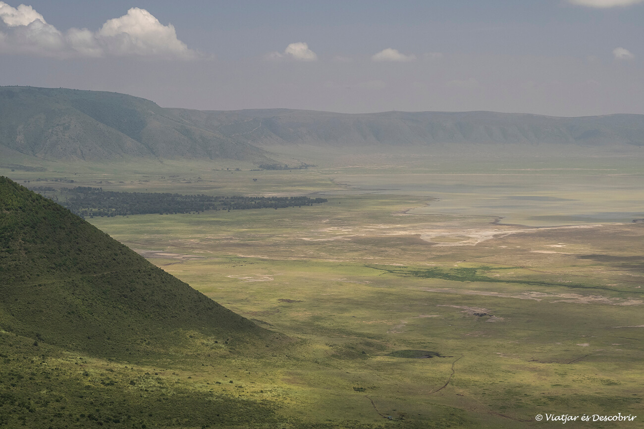 panoràmica del cràter del Ngorongoro en un dels moments més espectaculars de la majoria d'itineraris a Tanzània