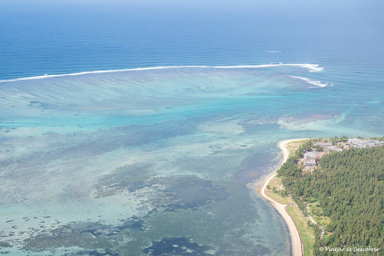vista amb zoom de la costa de Le Morne des del cim de la muntanya