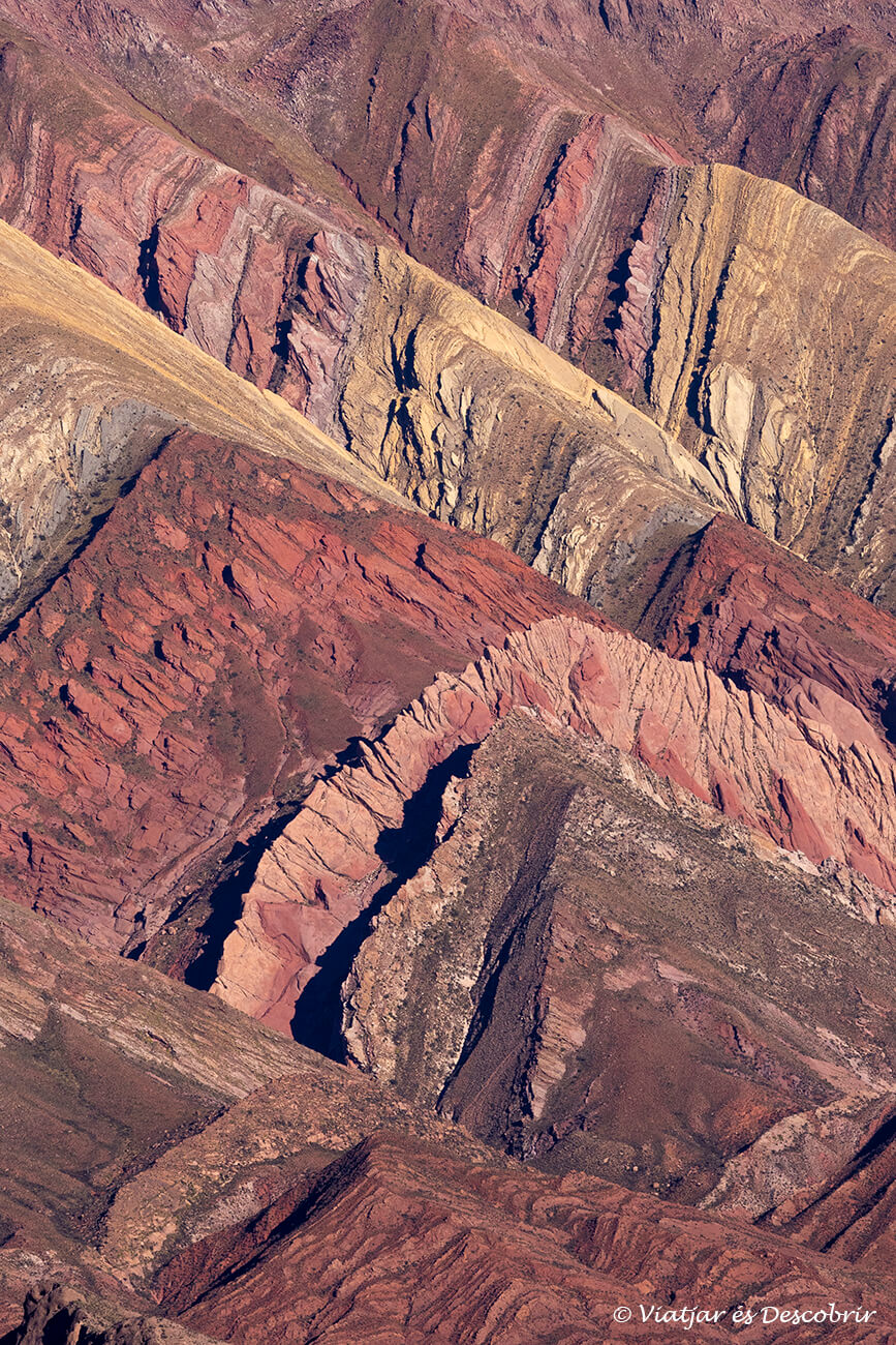 detalls del relleu i colors de la muntanya de 14 colors