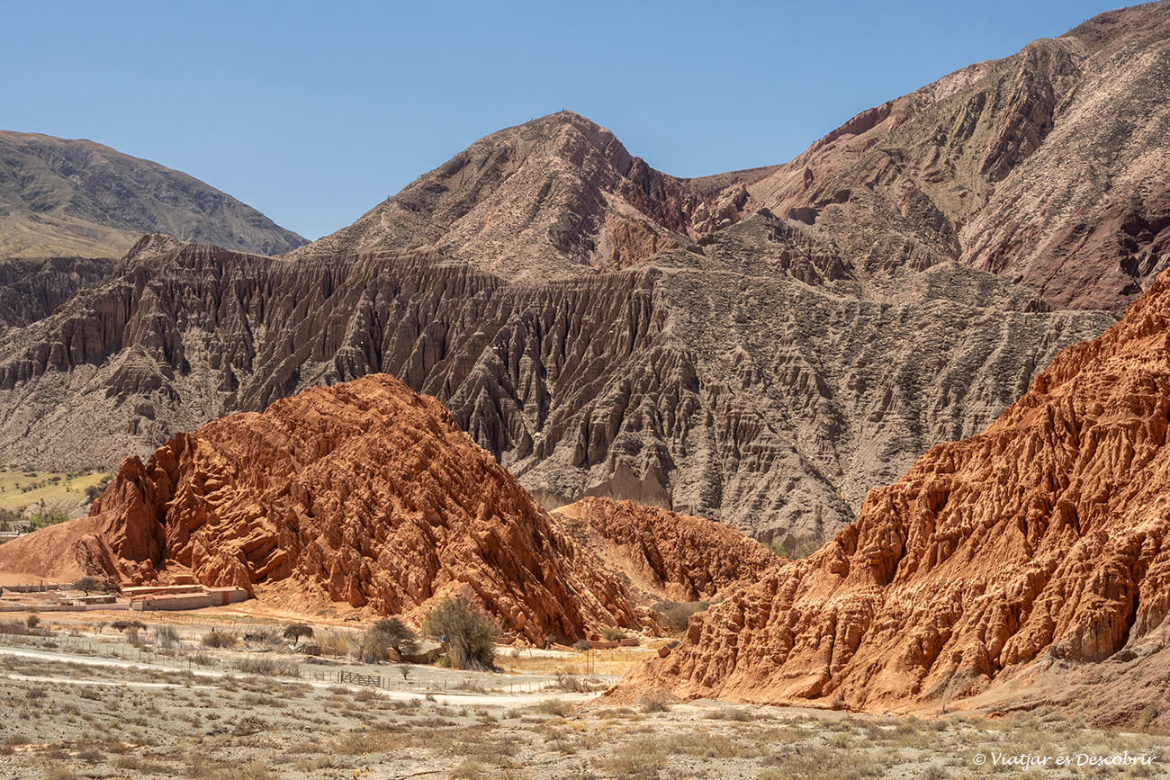 colors ocres entre les muntanyes i turons que envolten el poble de Purmamarca