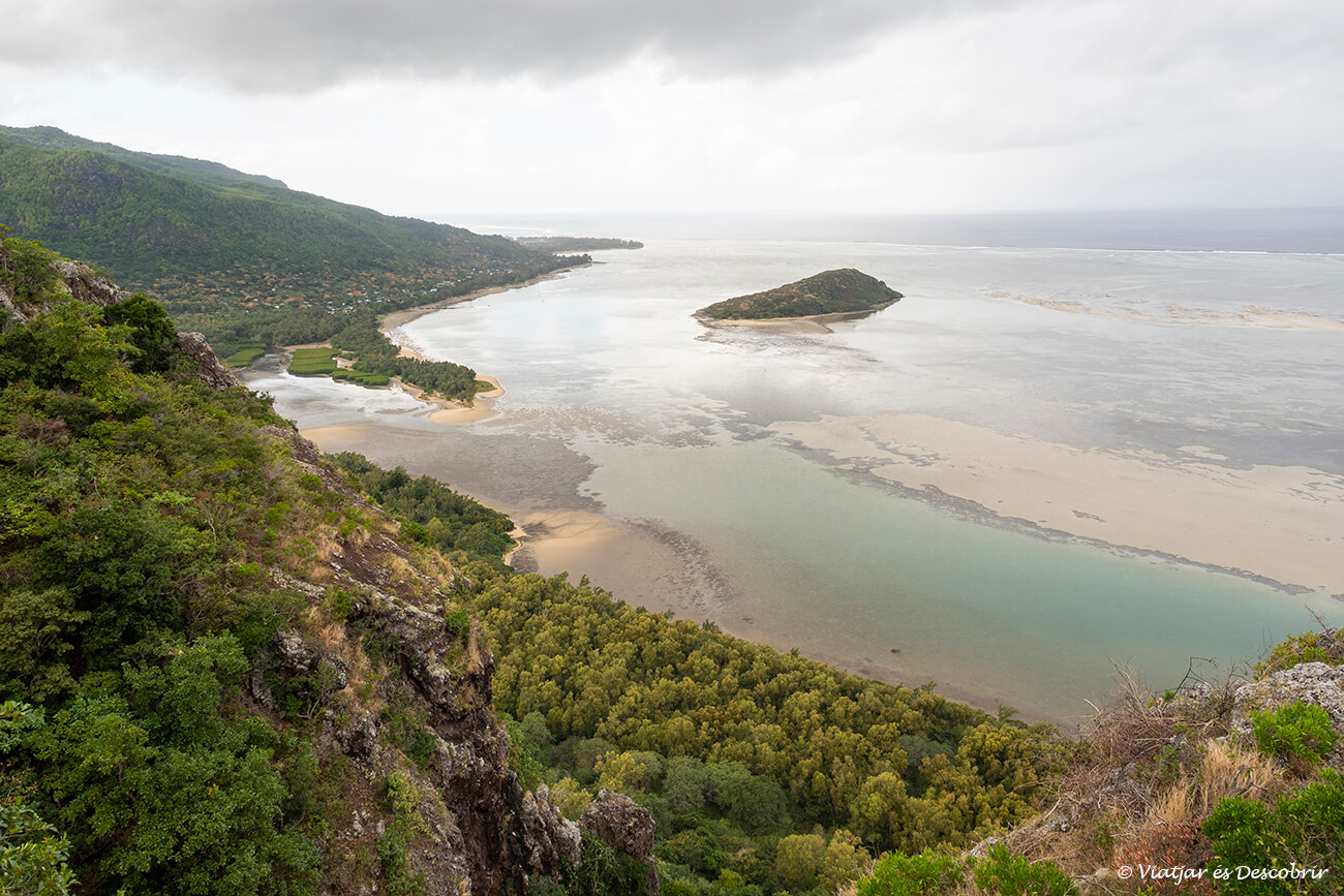 detalls del litoral de la península de Le Morne durant un dia amb força núvos