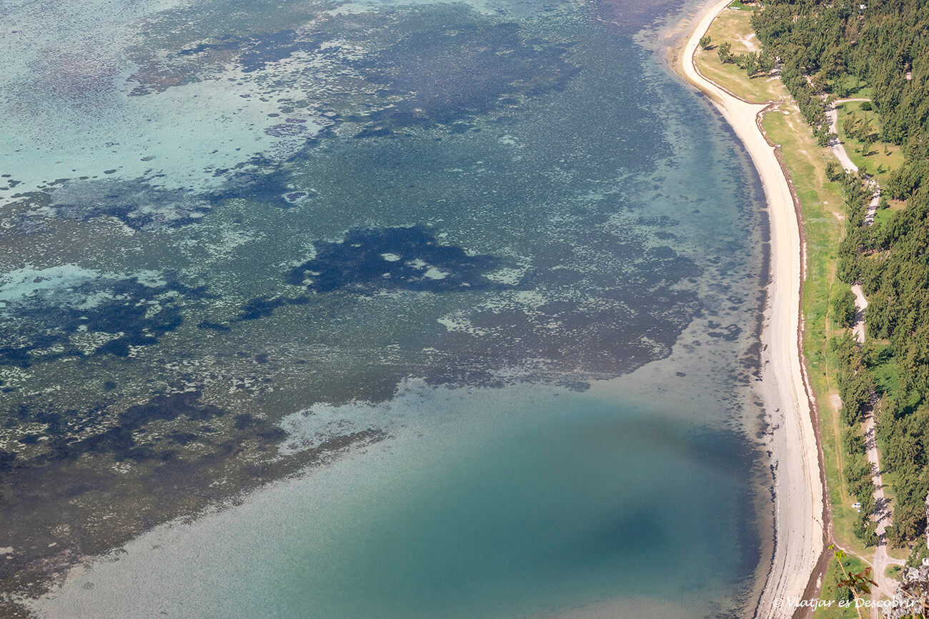 costa de Mauirci amb les seves platges de sorra blanca i els colors turquesa de l'aigua amb coralls