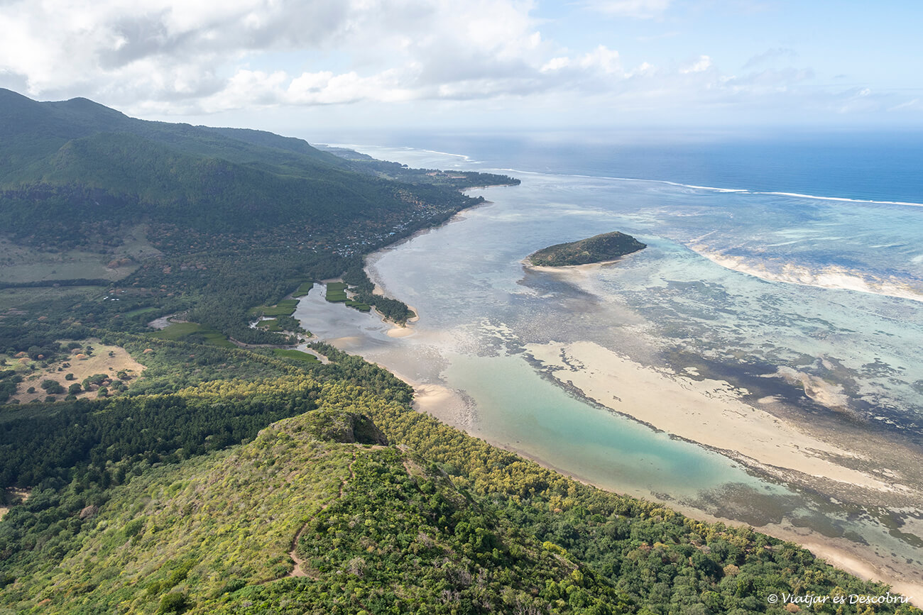 panoràmica de la platja des del punt més alt del trekking a Le Morne