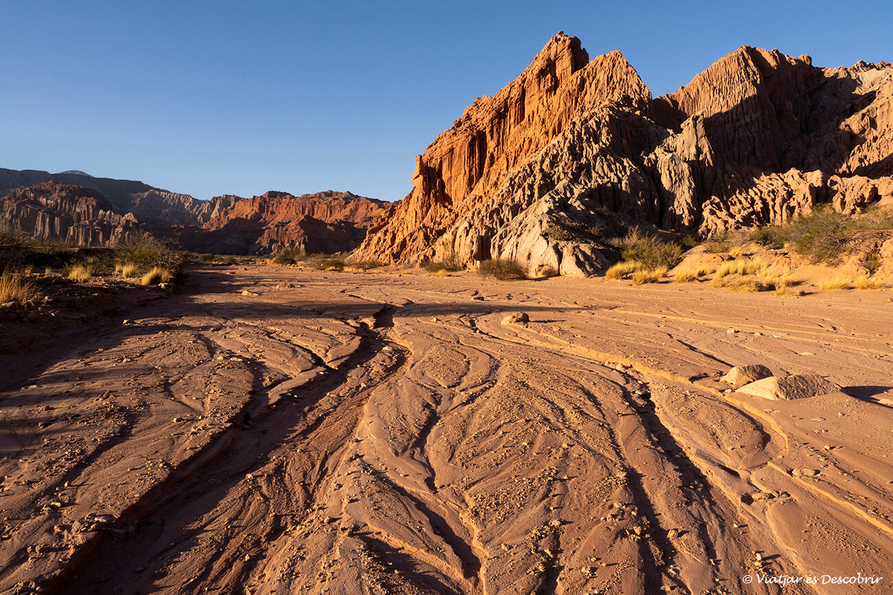 camí de Los Colorados durant la sortida de sol a l'inici de la Quebarada de las Conchas a prop de Cafayate