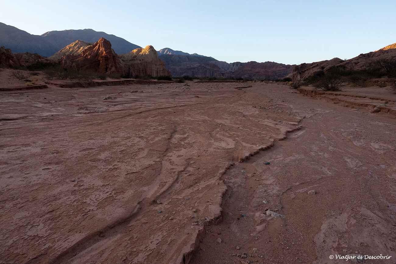 paisatge típic argilós que t'acompanya durant una ruta a Salta i Jujuy en 7 dies